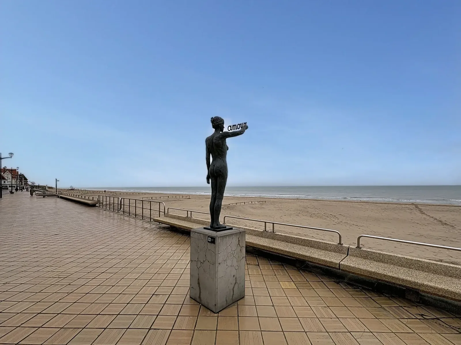 De zeedijk en het strand van De Haan aan de Belgische kust
