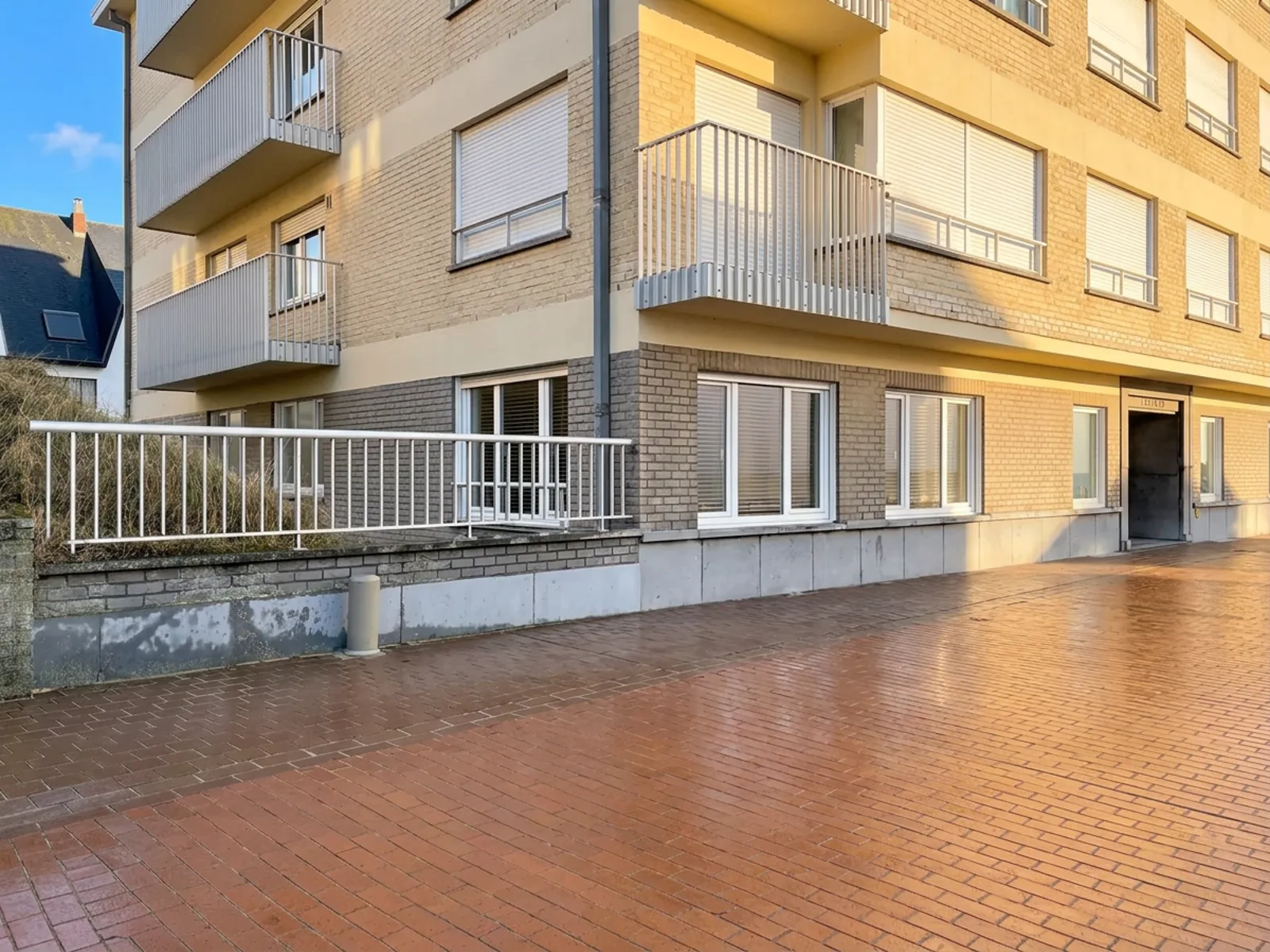 Drempelloze gelijkvloerse toegang van het appartement aan de Zeedijk in De Haan