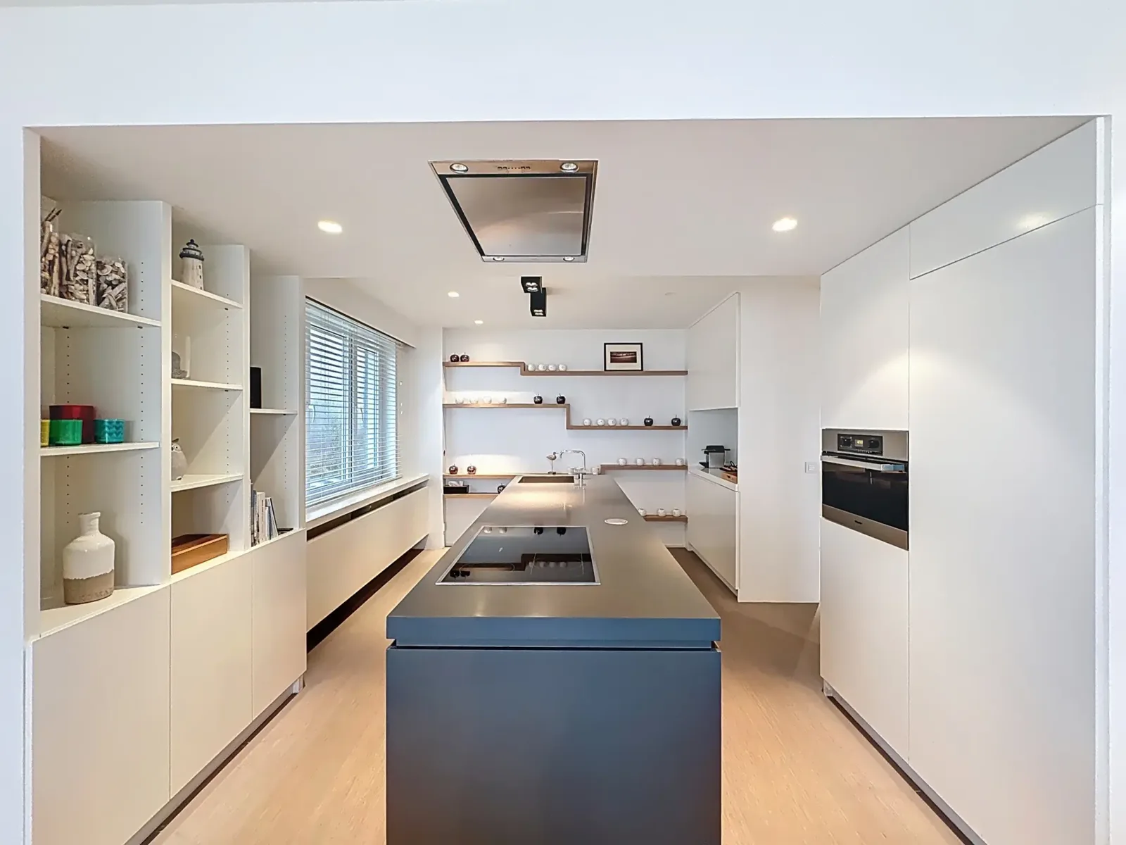 Volledig gerenoveerde keuken en leefruimte in het appartement op de Zeedijk