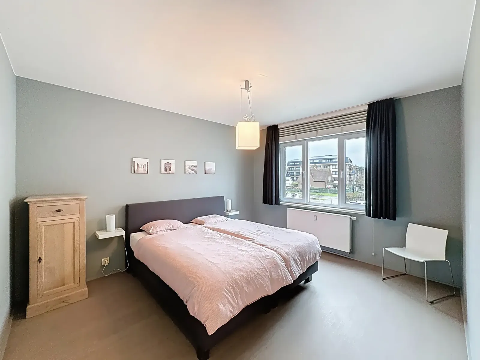 Eerste slaapkamer met dubbel bed en natuurlijk licht