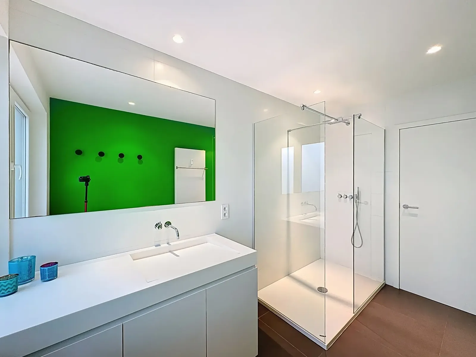 Luxueuze badkamer met inloopdouche en dubbele wastafel